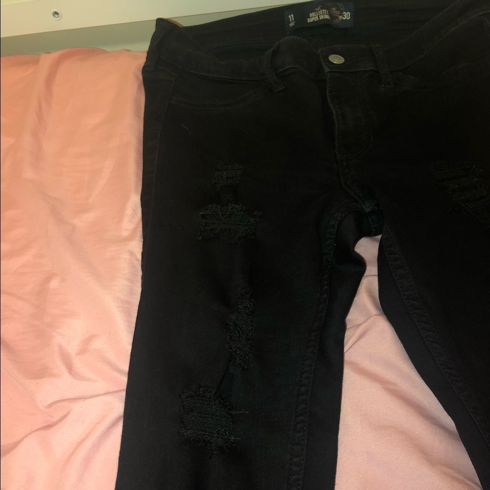 Black hollister skinny jeans.